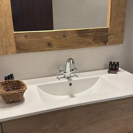Villa Masia Moreras Autenticidad Renovada 100 Porcien A 10 Minutos De Sitges En Coche 12 Huespedes Piscina Aire Aconc 6 Apertura 15 Julio 2025 *